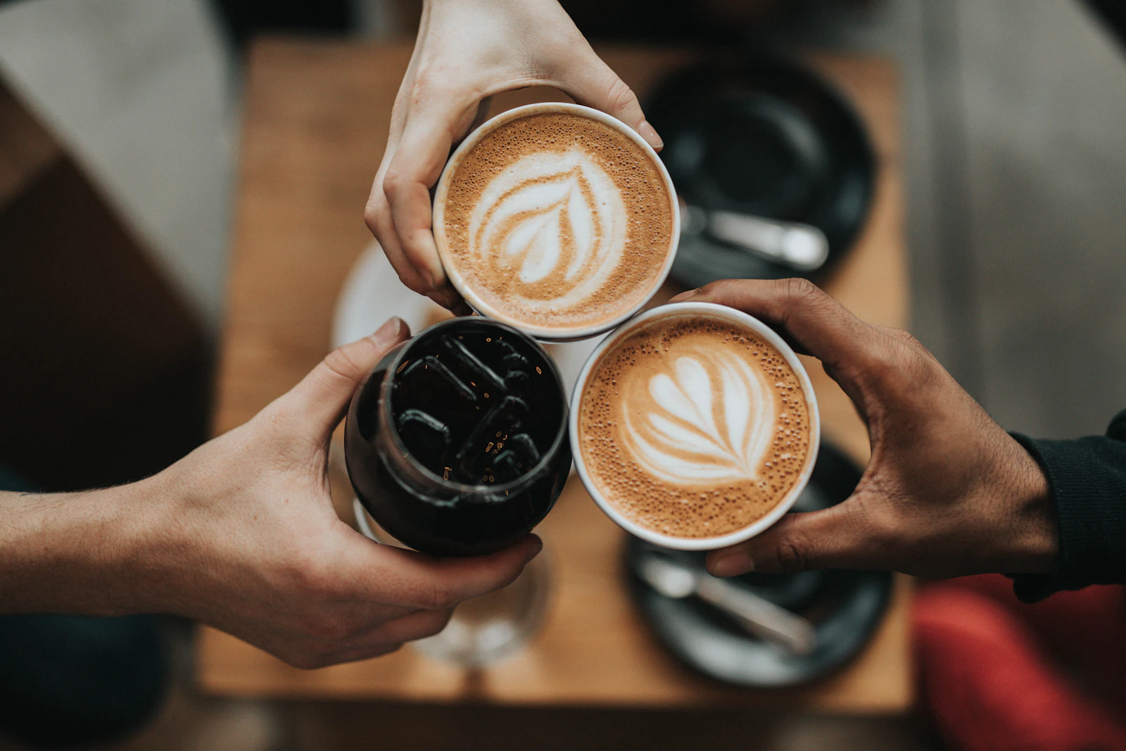 Tasse de café de spécialité servie dans une ambiance chaleureuse et minimaliste