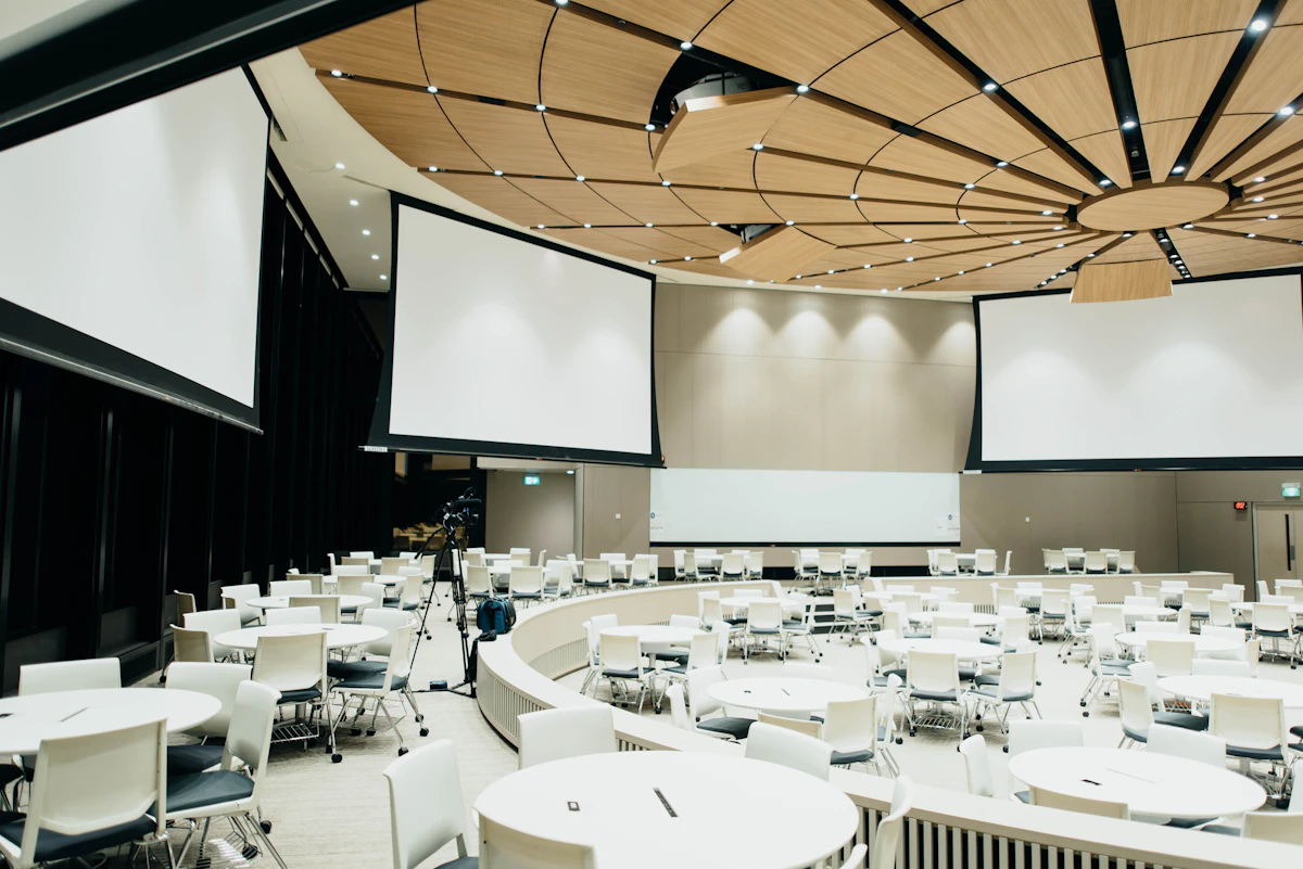 Plan d’une salle de réception avec zones de service et circulation
